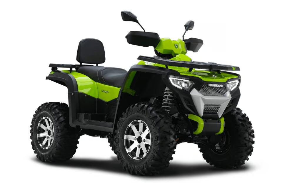 Grøn Powerland Tachyon elektrisk ATV set fra siden, med robuste hjul og moderne design.